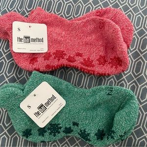 NWT 2 pairs Bar Method Holiday barre grip socks size S small